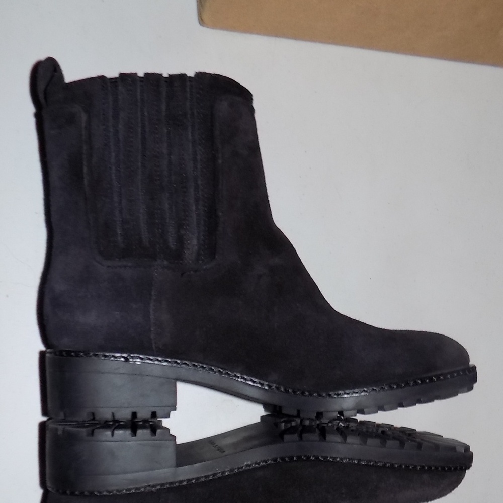 New Via Spiga Erisa Suede 6M